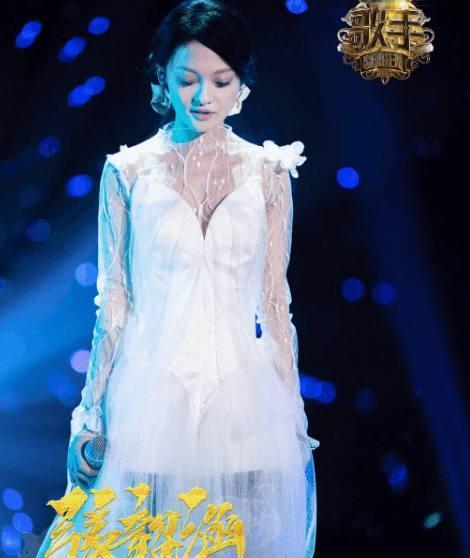 张韶涵穿波点裙撞上热巴，大10岁完全不输，网友：这才是真女神