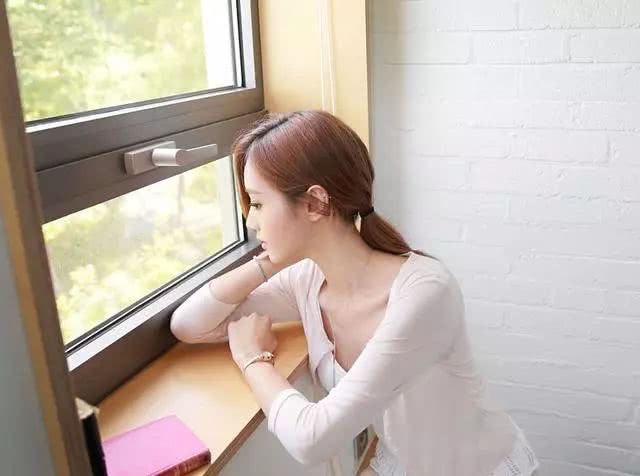 时尚：唤醒迷人身材的紧身裙，朴实格调的搭配让你拥有强大气场