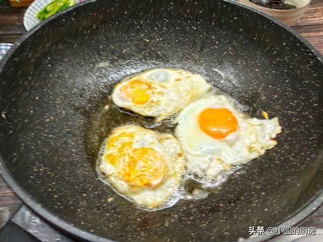 咸香■鸡蛋不要直接下锅煎,多加一步,又软又嫩,咸香入味,口感更蓬松