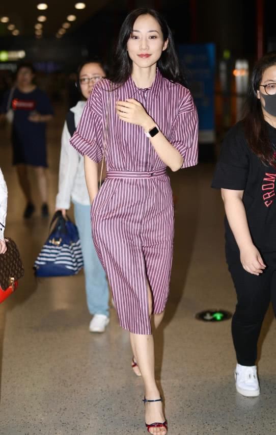 还是韩雪会玩，低胸装还挂长款项链，意外凸显好身材!