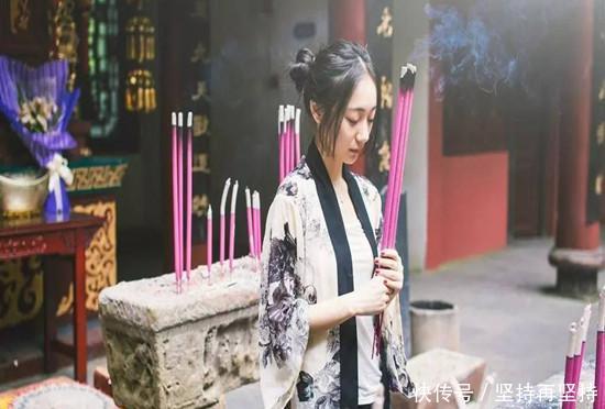 到寺庙里烧香拜佛，这5条禁忌一定要注意，不懂别乱拜！