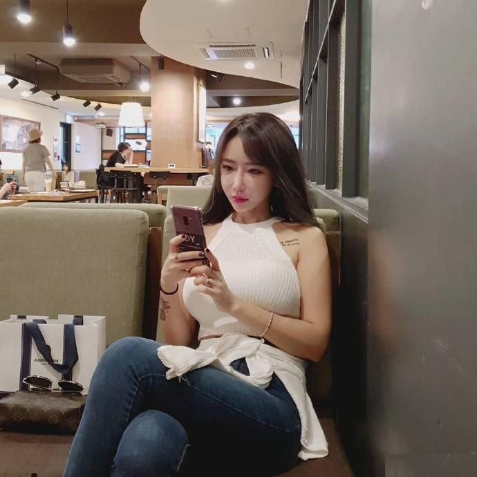 那些夜色下性感撩人的美女们 每个都是猎高富帅的好手!