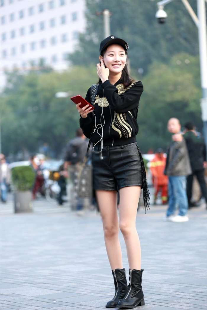 街拍：热裤美女, 紧身短裤大秀长腿