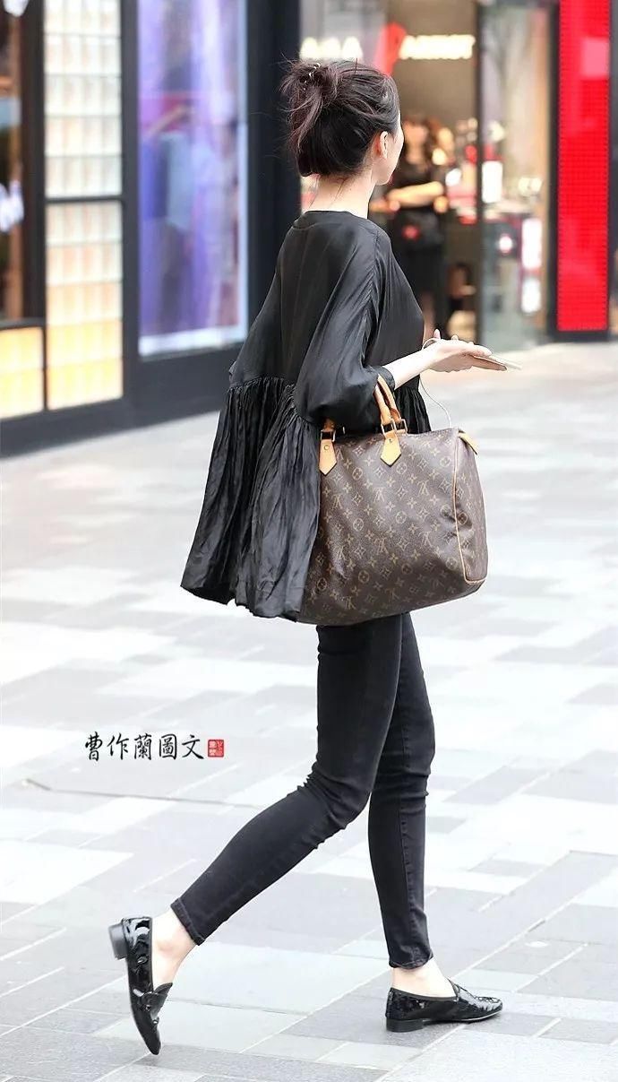 街拍:凸显好身材曲线的牛仔裤美女