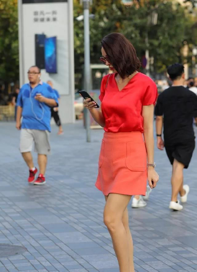 气质|小姐姐一款黑色印花连衣裙,穿起来减龄又显气质