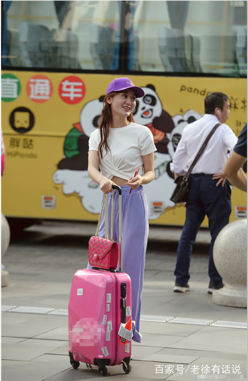 街拍:第二位奔放性感少妇,黑色透视连衣裙风情