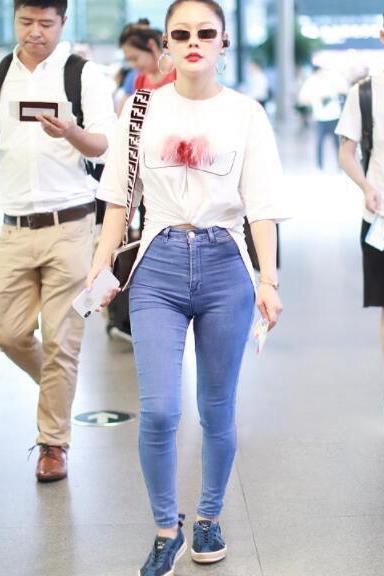 袁娅维T恤胸口挂两撮毛, 裤子紧得勒出羞人三角区, 网友: 真是拼