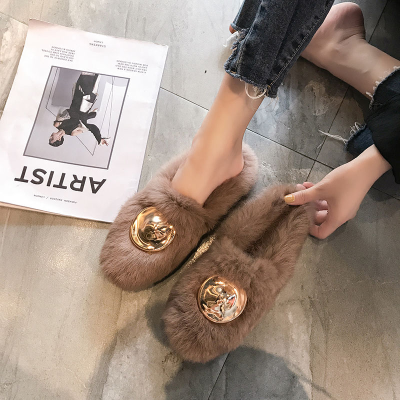 秋冬季天凉，别穿光拖鞋，学明星这样穿“毛毛鞋”，贼好看