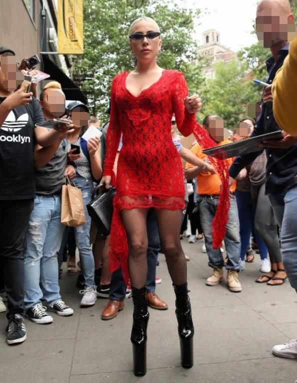 GaGa太拼了，穿20厘米的恨天高出街，干脆踩高跷算了！
