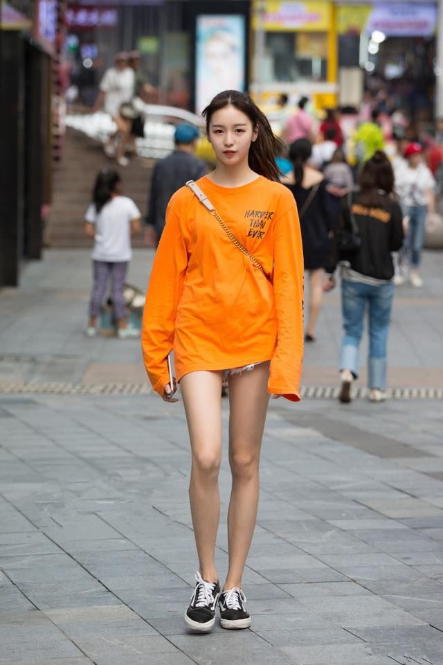 街拍路人，高跟鞋在夏天这样穿搭有多美?路人的回头率就是答案