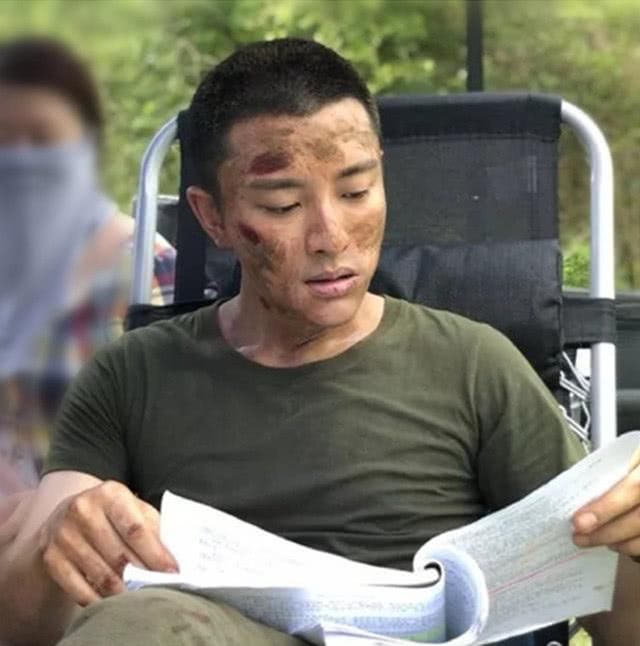 懒理出轨女助理谣言，贾乃亮高温拍戏中暑却无半句软弱和抱怨