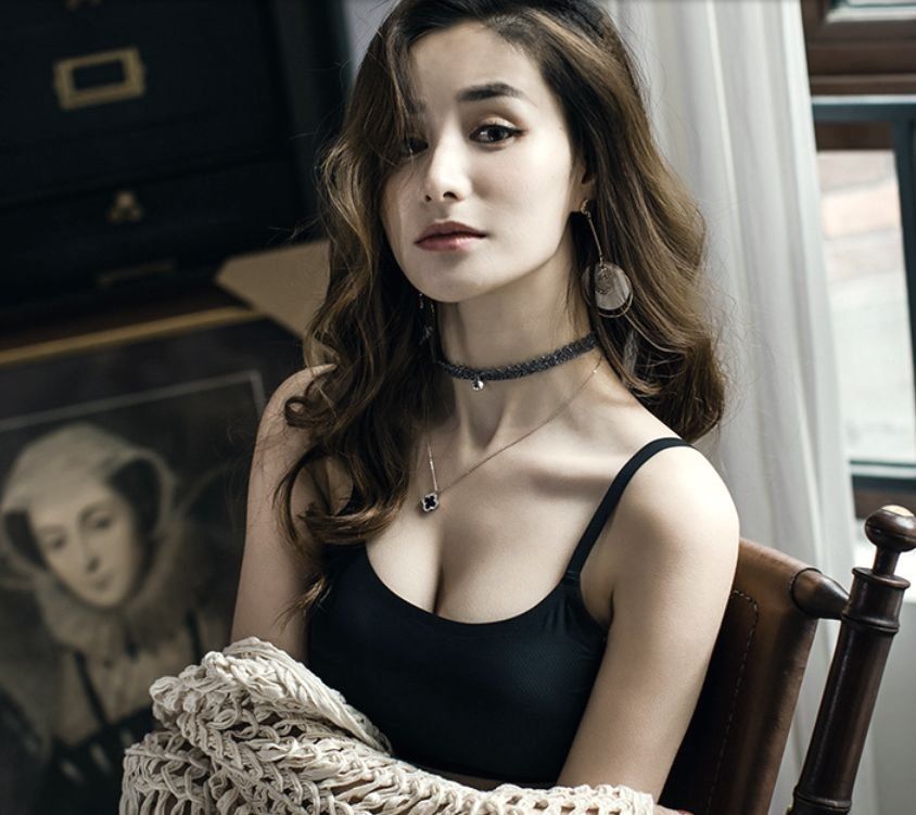 美胸已经不能满足了，心机girl们开始注重舒适性感美背了!