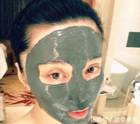  纸敷在脸上：都说面膜里那张“塑料纸”别扔，用处大得很，真能让你补水事半功倍