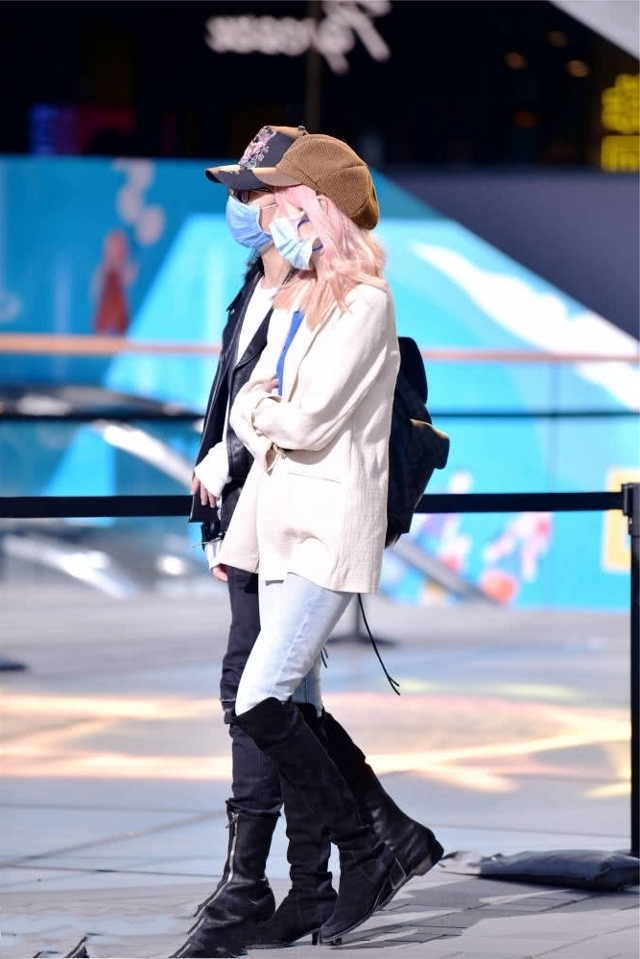  美女|路人街拍，美女下身穿一条超短热裤，看着更加个性