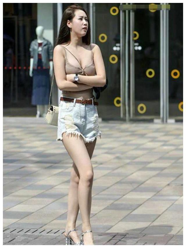街拍｜：身材高挑，吊带上衣包裹着傲人的胸围，撩人！