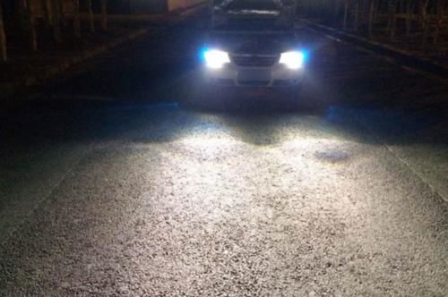 夜间跑高速还用近光灯？交警都忍不住要骂你：不懂开车就别上路