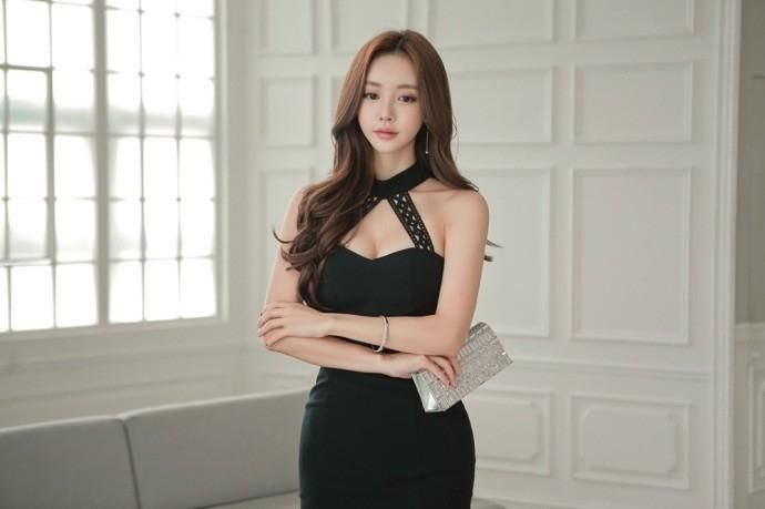 性感美女模特穿露肩包臀短裙，细腰翘臀拍撩人写真！