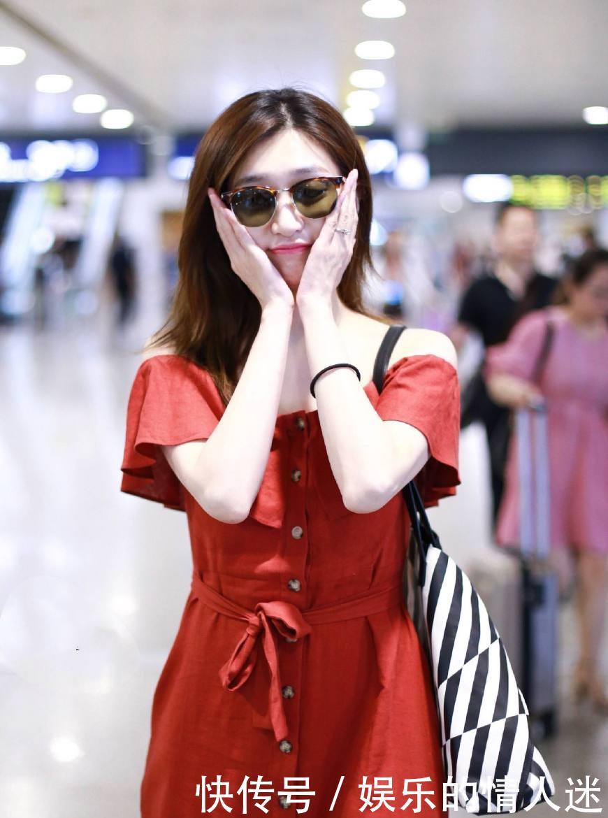 江疏影歪头甜笑太宠粉了，把平价红色长裙穿出高级感，真让人服气