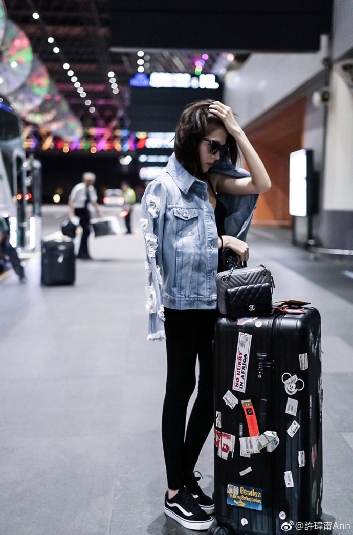 路人街拍,林心如好姐妹许玮甯晒靓照,深V吊带装大长腿很抢镜