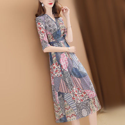 信吗，绝对让你一饱眼福，看下图女人穿的是什么，美丽大方贼洋气