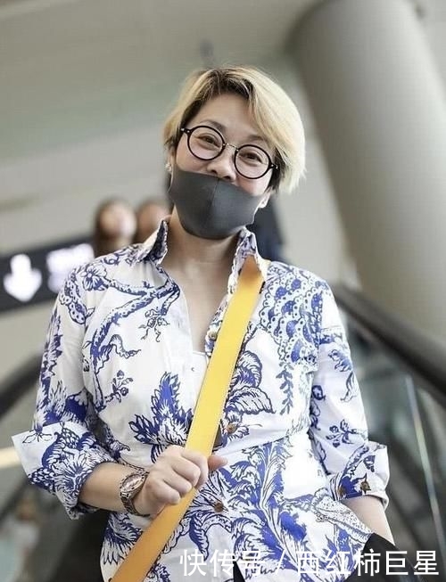 「融合」56岁毛阿敏罕见露面,穿衬衫+五分裤扮嫩走机场,无奈脸有点浮肿