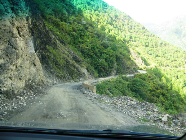 自驾霸道穿越丙察察闯西藏，悬崖边上走一遭，遭遇塌方，泥地陷车