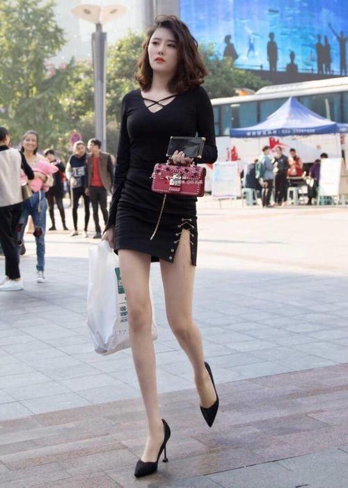 街拍：小姐姐把紧身裤穿出了打底裤的感觉，这样上街太美了！