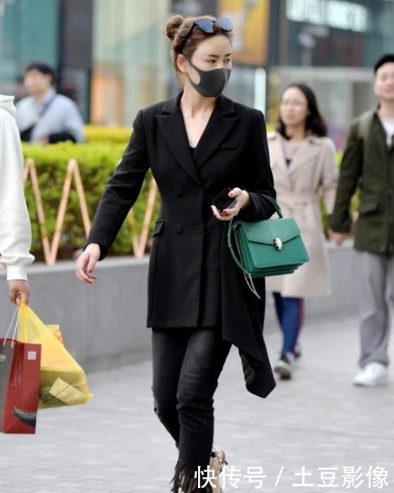 『美女』街拍柳眉如烟的美女,一件白色背心配蓝色牛仔裤,时尚大方气质