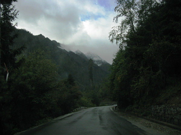 自驾霸道穿越丙察察闯西藏，悬崖边上走一遭，遭遇塌方，泥地陷车