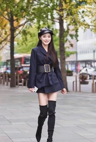 「女人味」路人街拍,小姐姐蓝色西装外套搭配黑色短裤,充满干练的女人味