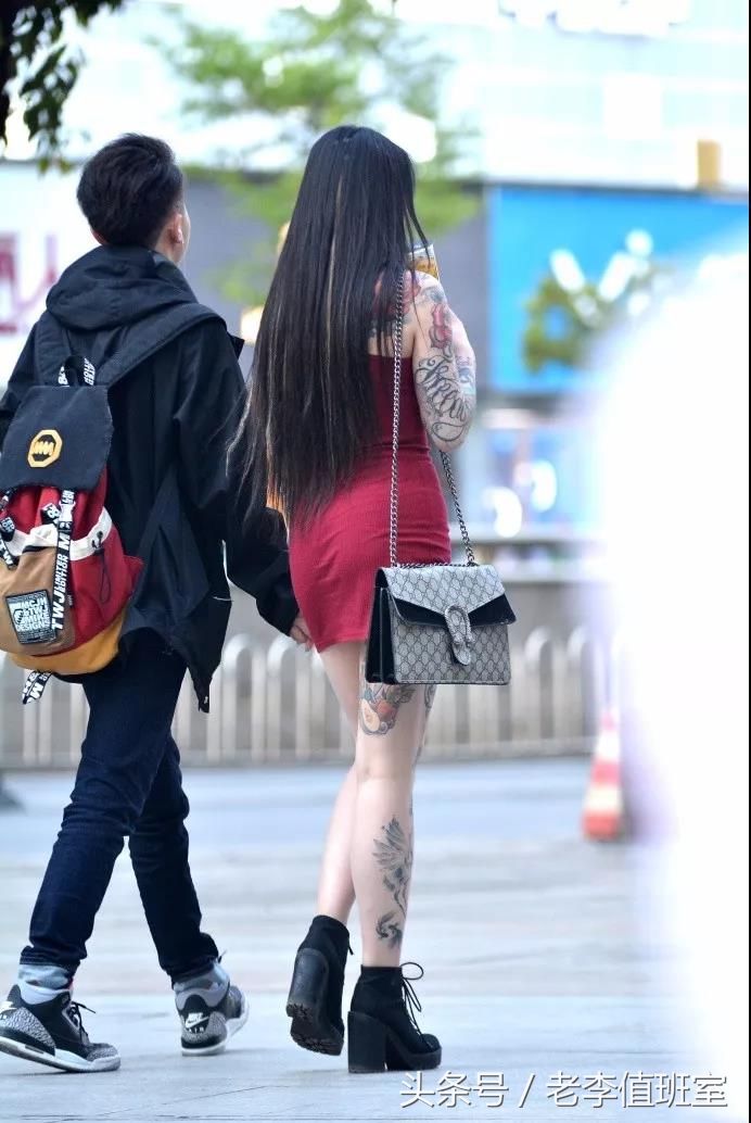 街拍:身材丰满皮肤白皙有纹身的超性感翘臀妹子