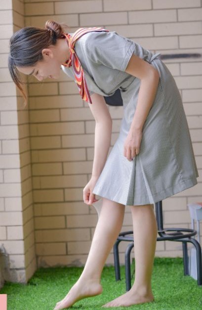 #弯腰#美女这样弯腰, 基础功底很厉害吧