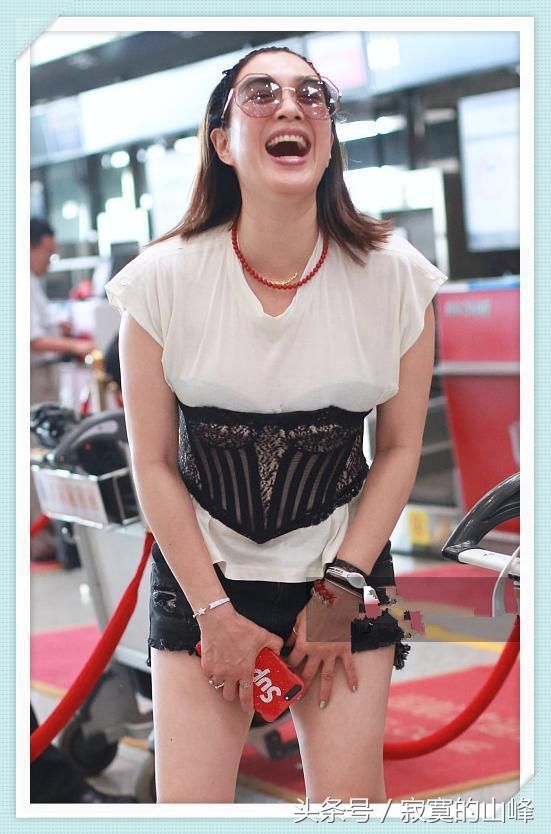 钟丽缇太牛了!穿黑色小肚兜亮相机场,网友:还是那么性感!