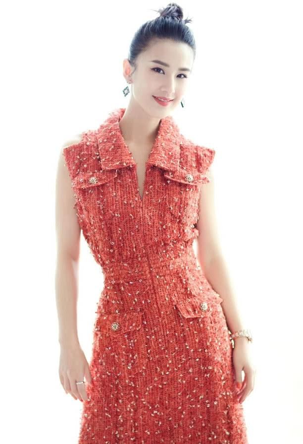 有钱人的时尚我们普通人真看不懂,黄圣依穿全身“起球”的裙子!