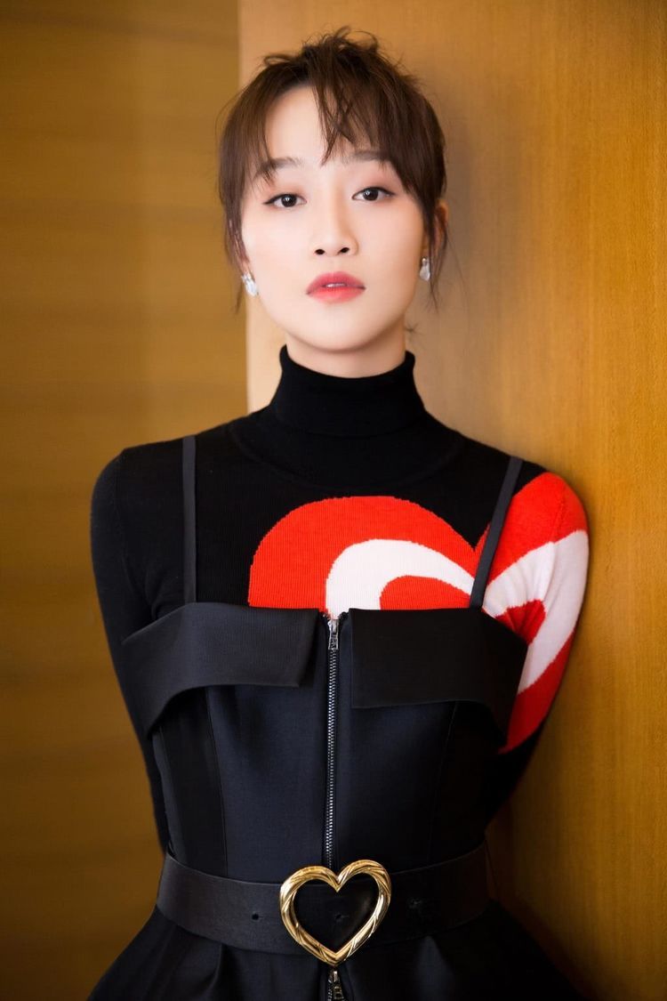 蓝盈莹胆真肥!吊带裙下面穿牛仔裤,网友:这跟没穿有什么区别?