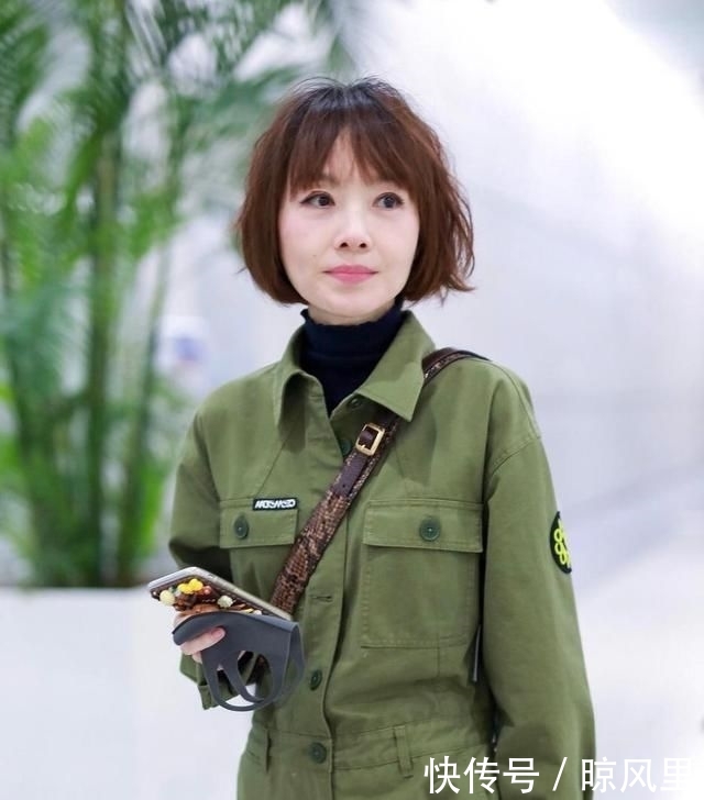  [连体]鲁豫为减龄玩“新花样”，“连体衣裤”配高领内搭，一点不像49岁