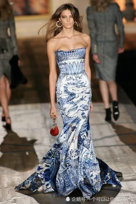 适合夏日的青花瓷,从凯特王妃到傻脸娜,谁把中国元素穿得最美