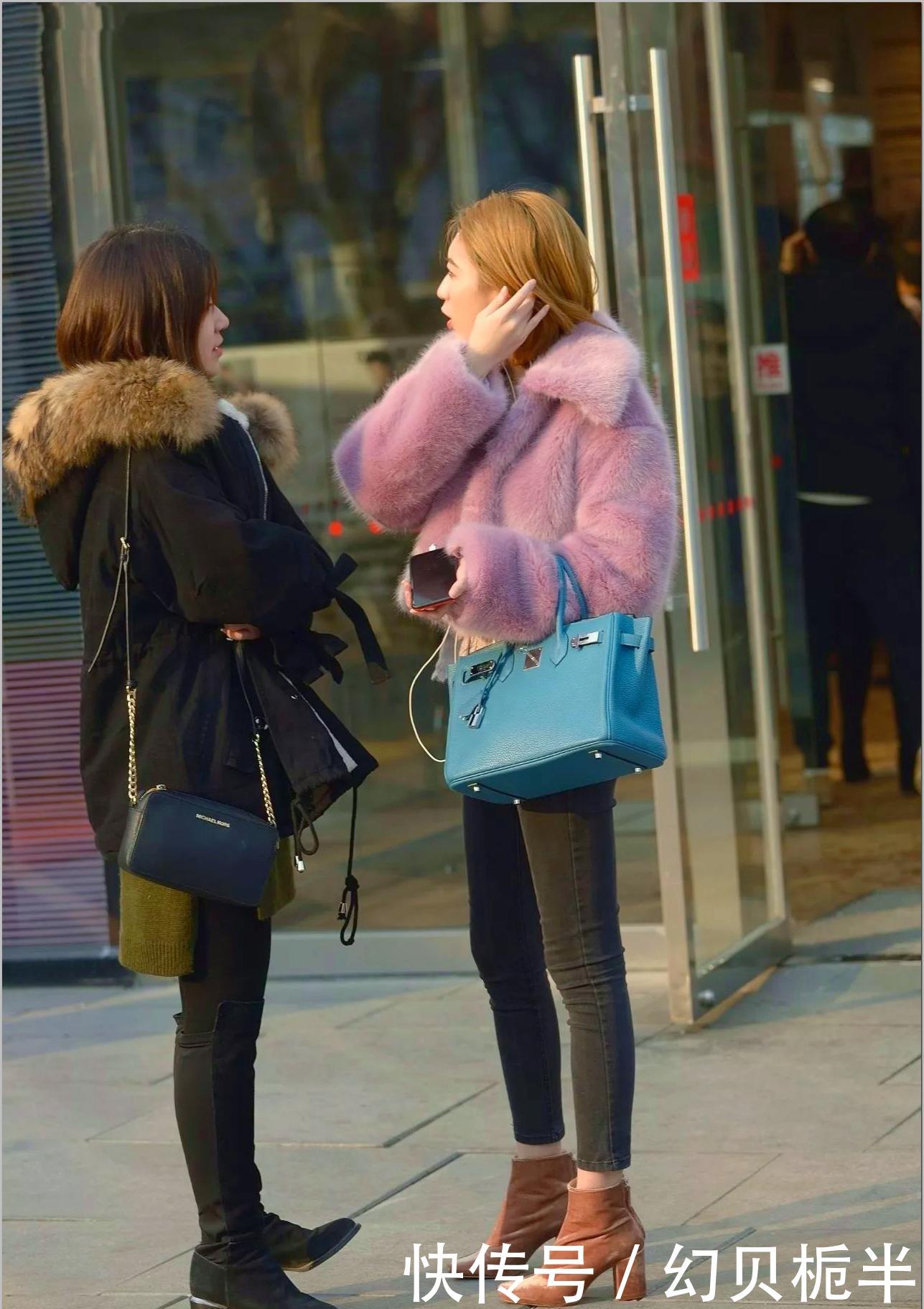 美女:街拍:美女真会穿短外套搭配高腰紧身裤又瘦又美,轻松穿出大长腿