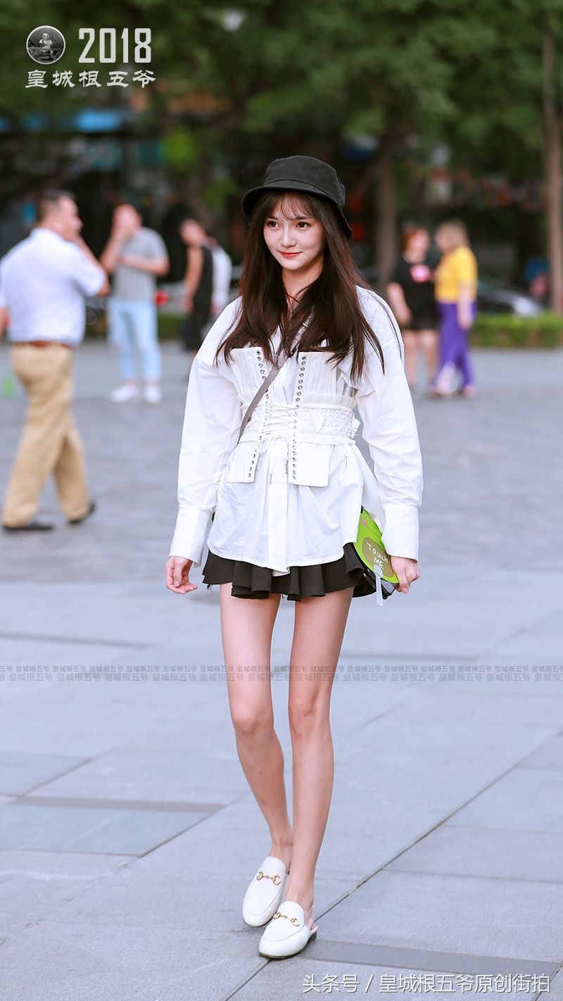 街拍:燥热的三伏天也挡不住女人一颗爱美追求时尚的心