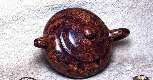 浙江富商从潘家园拉回一大块木头, 一刀切开 满头大汗、如临大敌