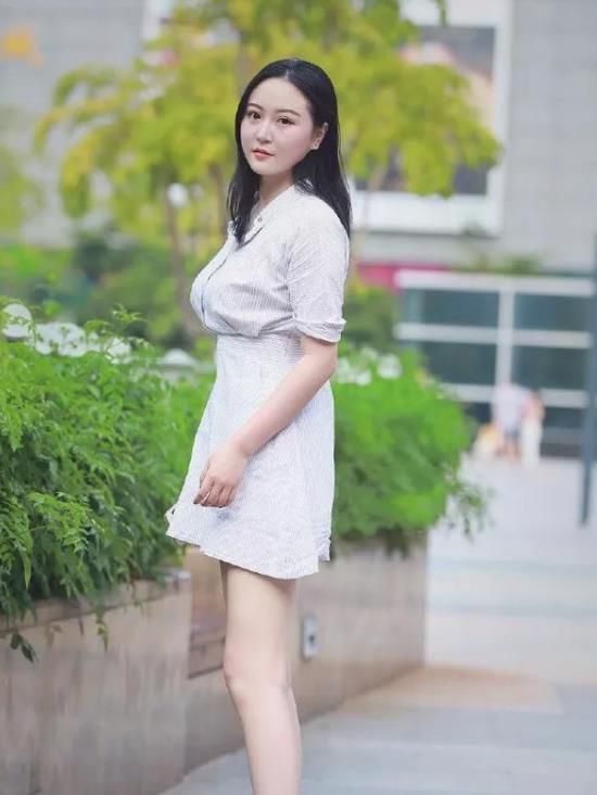  美女■街拍：身材高挑的美女，身穿橙色背心配短裤，展现出青春活力气质范