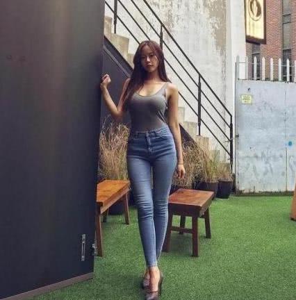 牛仔裤给女人带来大方时尚的美丽，让女人就是这么的自信