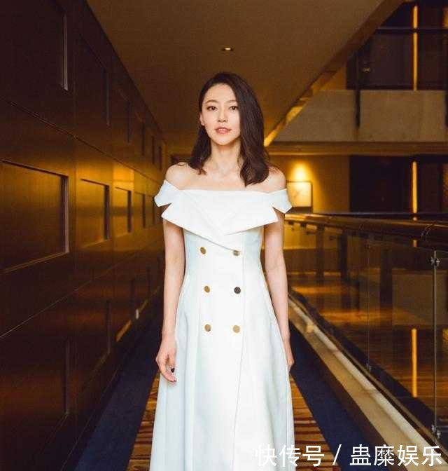 杨幂旗下小花们打包全出动 参加同一场活动迪丽热巴造型最丑