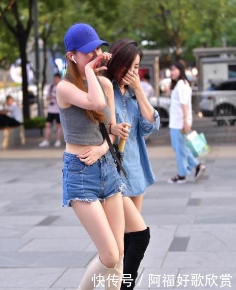  #美女#街拍美女：紧身牛仔裙，时尚优美，凸显小姐姐的超模气质！