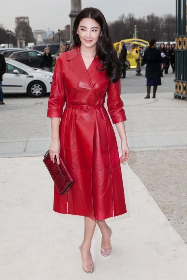 服了张雨绮，土豪金连衣裙还能穿出高级感，也就你有这气场!