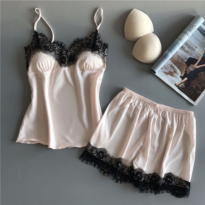 这些以大胆出名的睡衣，上身舒适极具女人味，把人迷的站不住脚