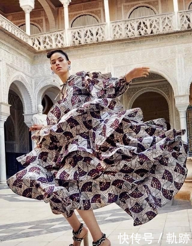 『花朵』2020开春 流行穿“开满花”的裙子,谁穿谁美!