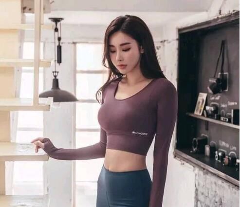 紧身装小姐姐勾勒出S曲线,展现完美身材,很有女人味!