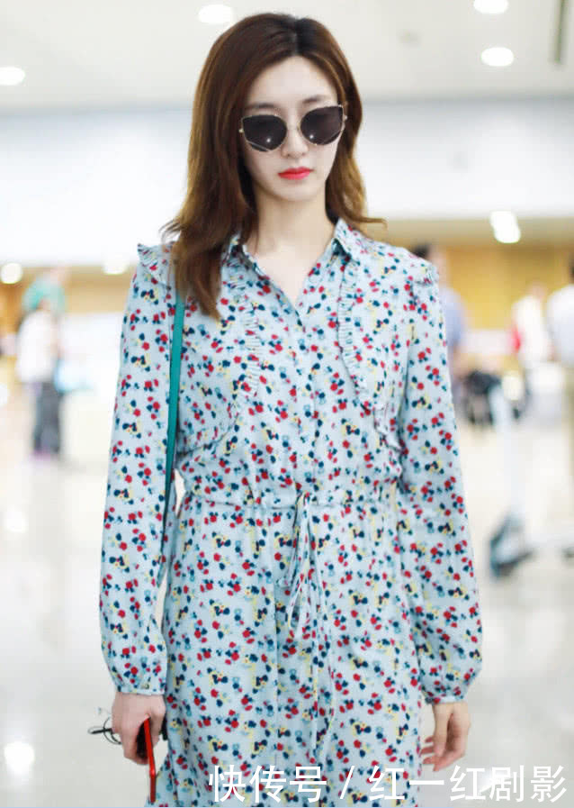 江疏影有多美？连穿件像地摊货的碎花裙都是女神，普通人穿会丑！