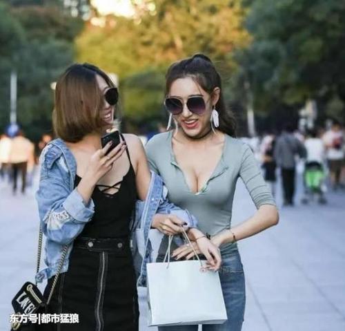 街拍: 身材“有料”, 确定是这衣质量不好才被撑破的?